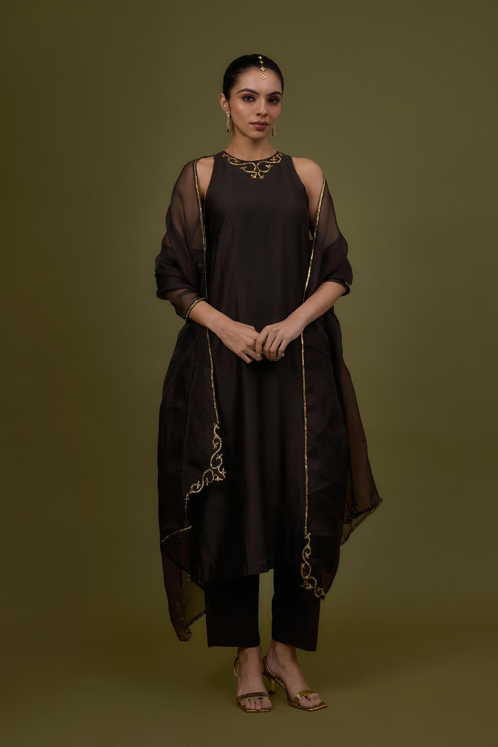 Baroque Neckline Kurta Set