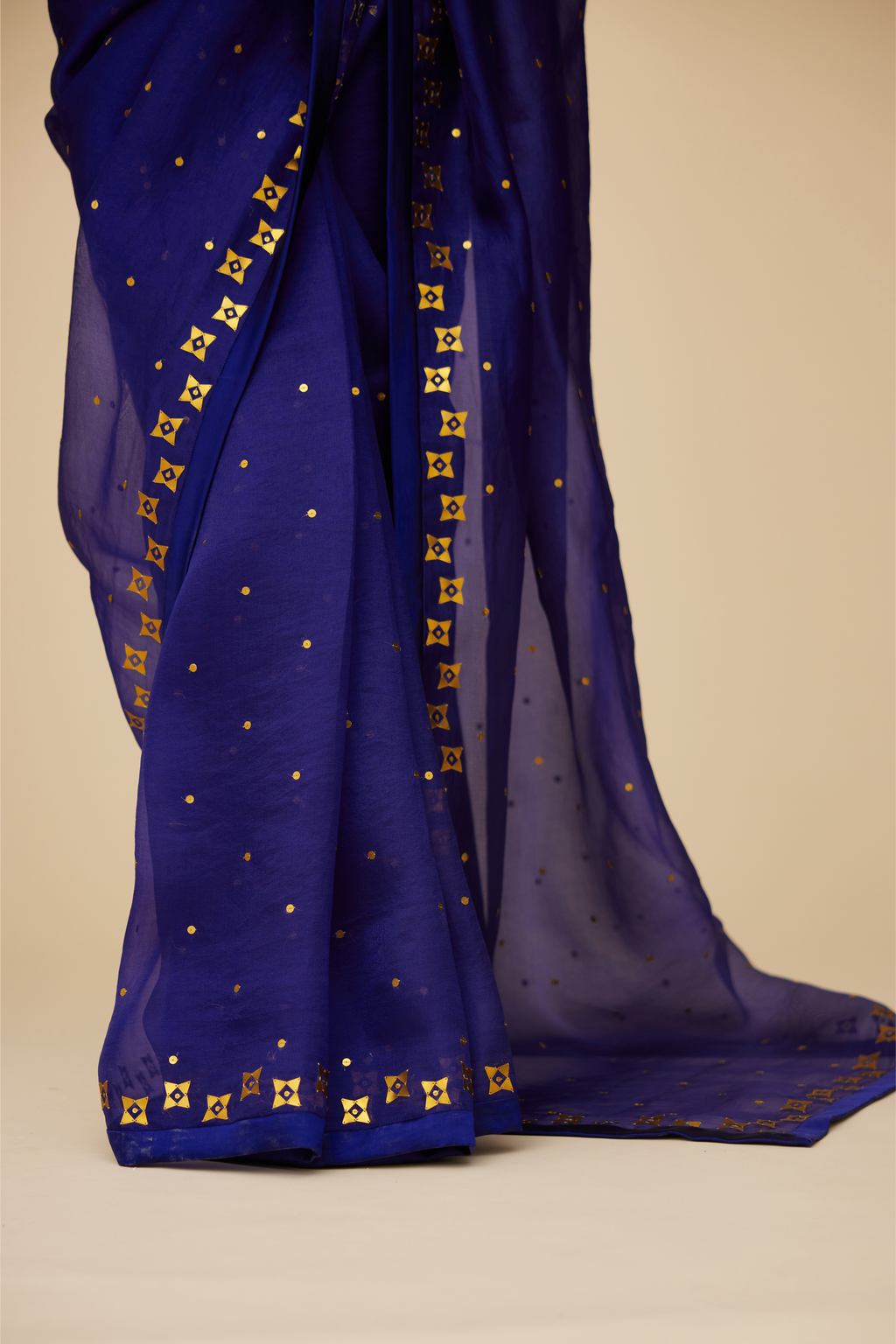 Four-Petal Floral Tendril Saree Set