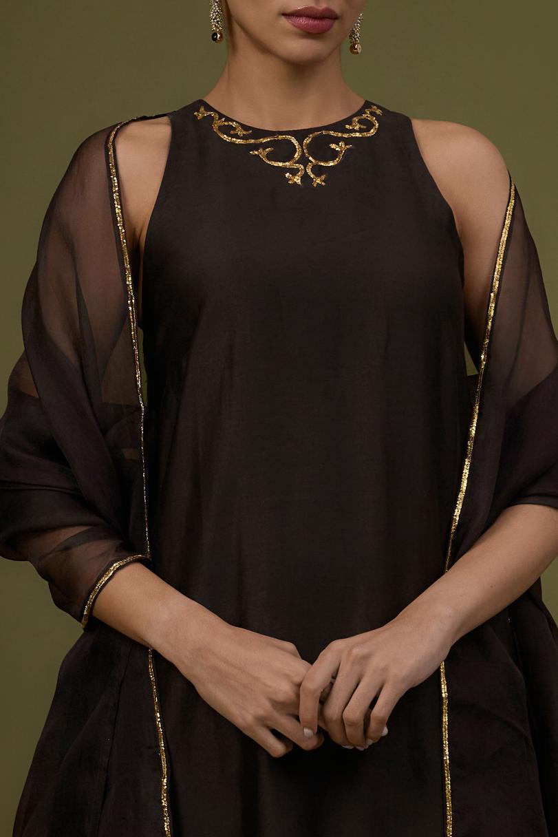 Baroque Neckline Kurta Set