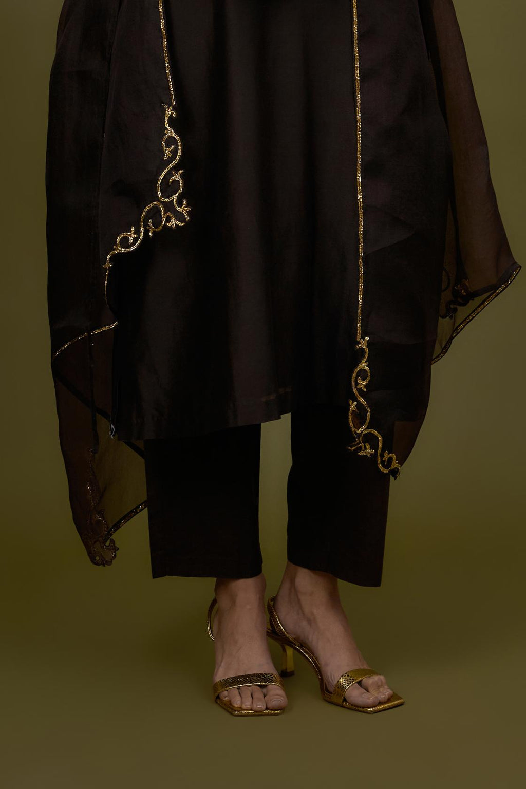 Baroque Neckline Kurta Set