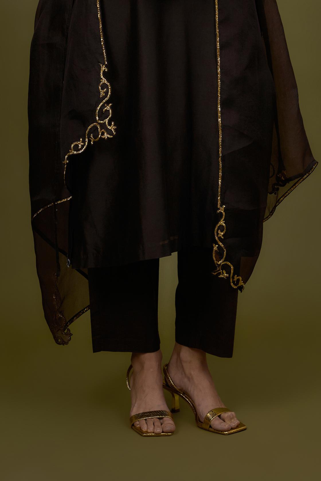Baroque Neckline Kurta Set