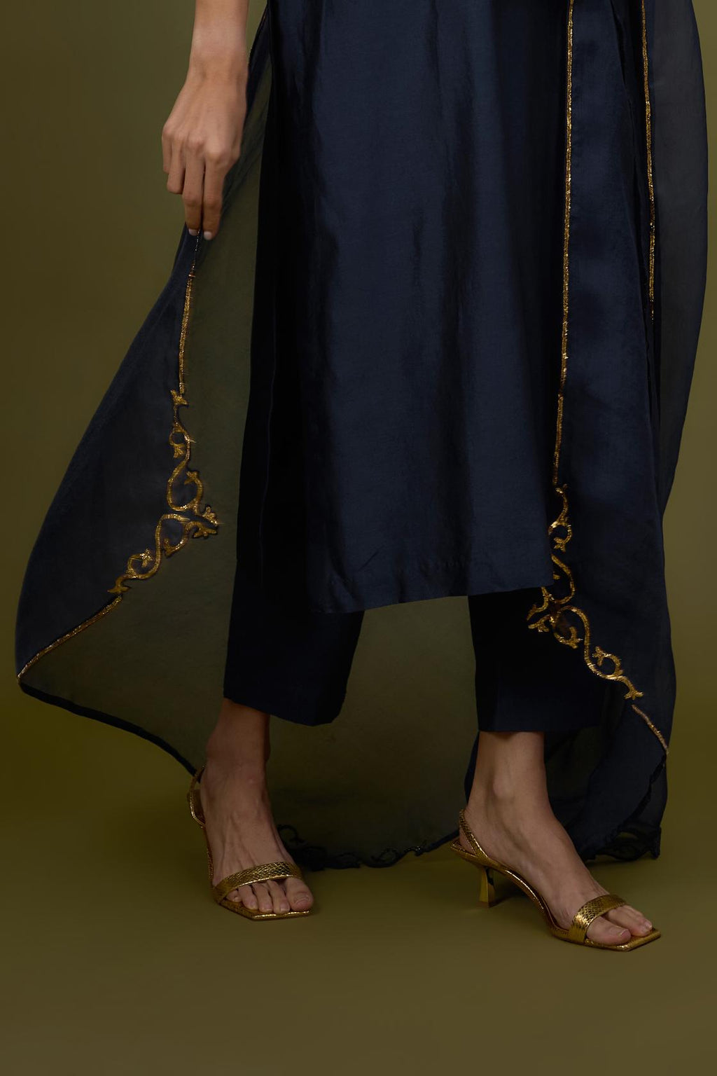 Baroque Neckline Kurta Set