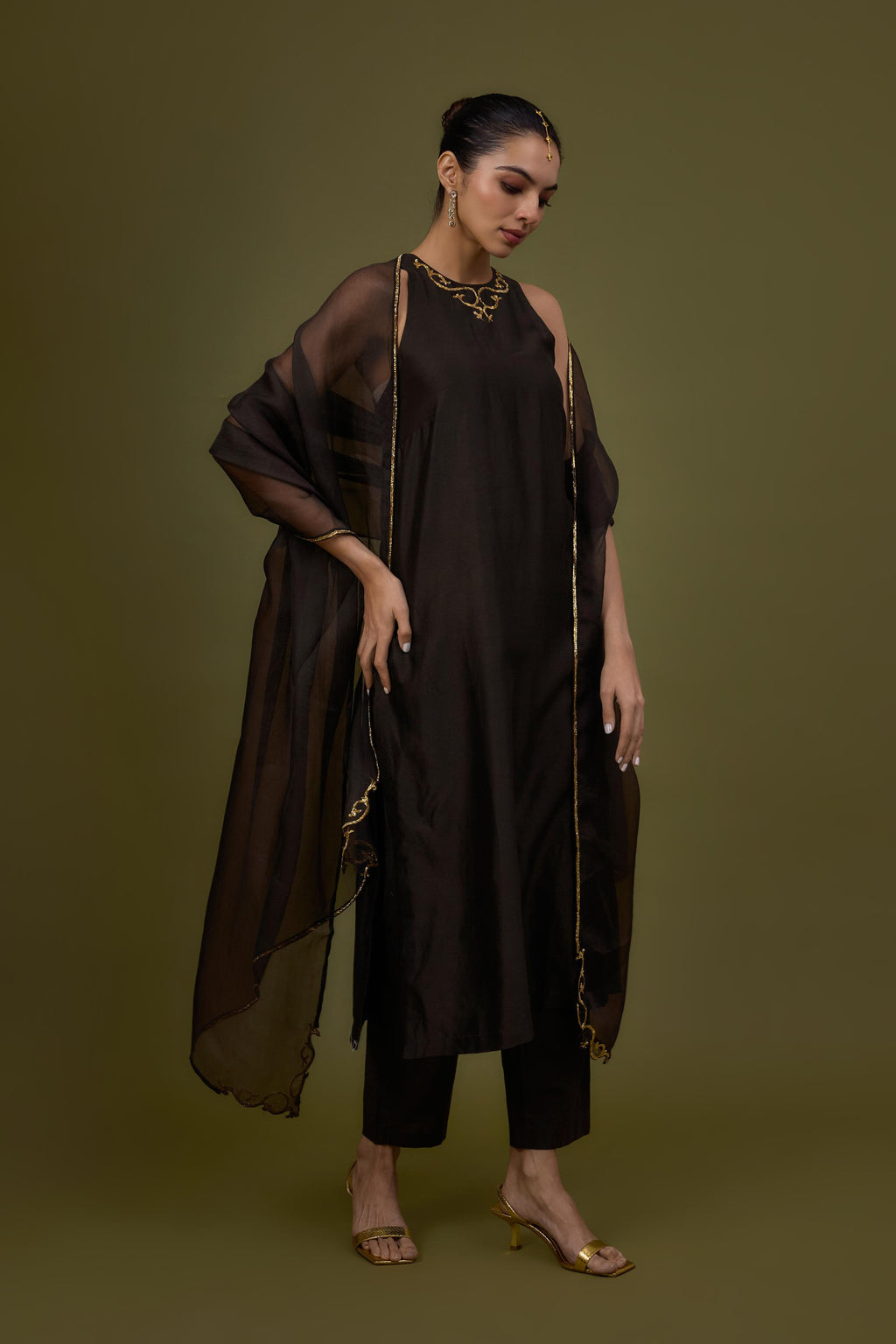 Baroque Neckline Kurta Set