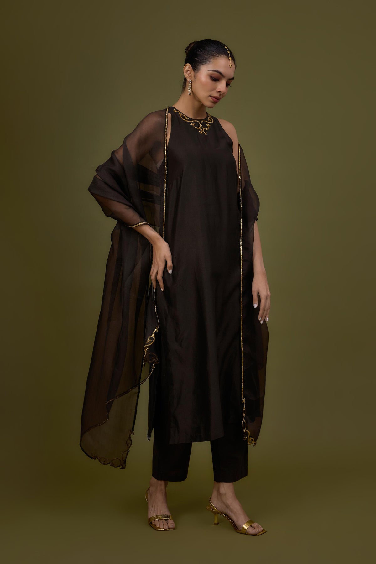 Baroque Neckline Kurta Set