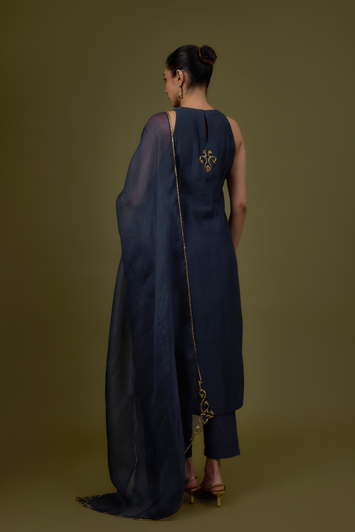 Baroque Neckline Kurta Set