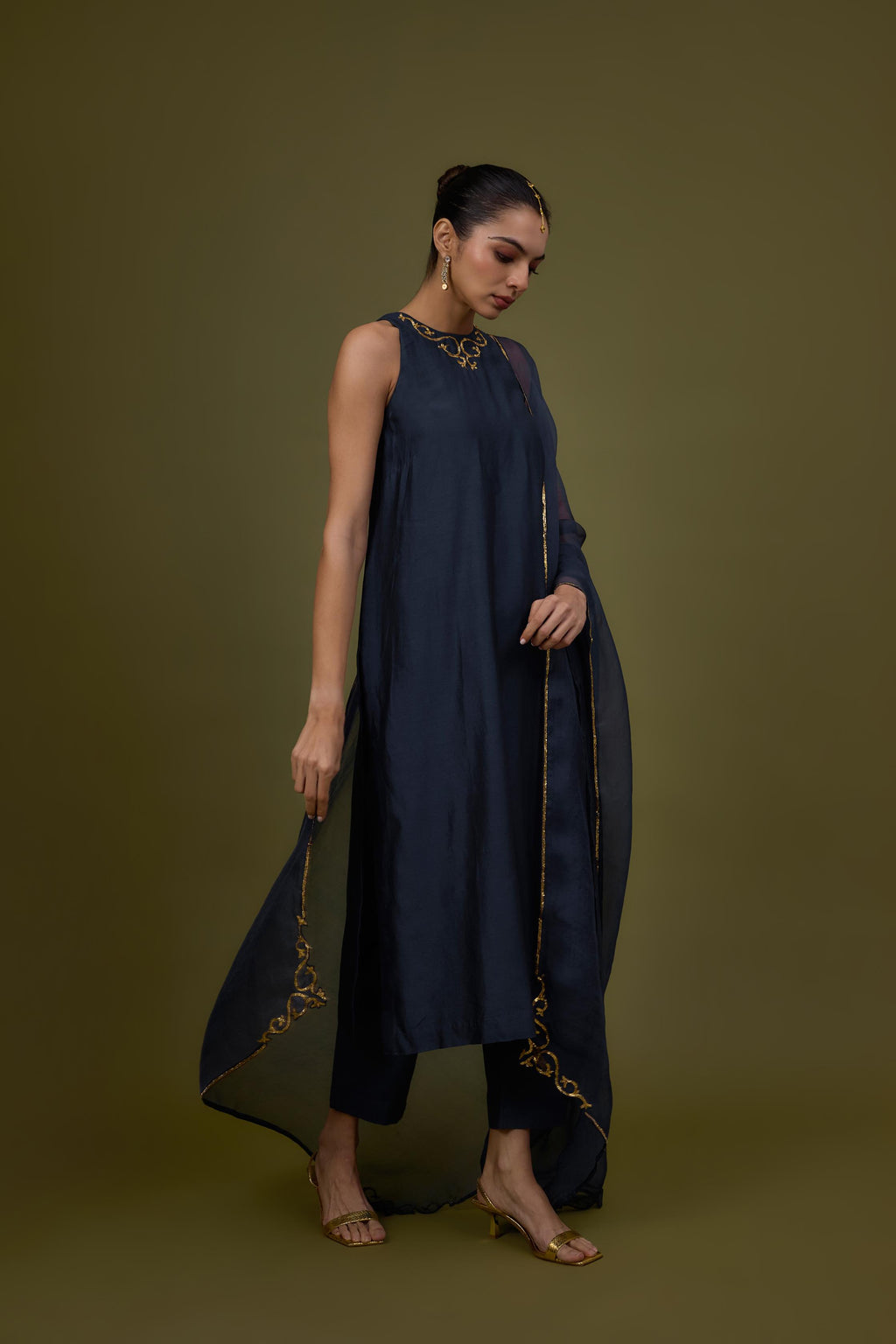Baroque Neckline Kurta Set